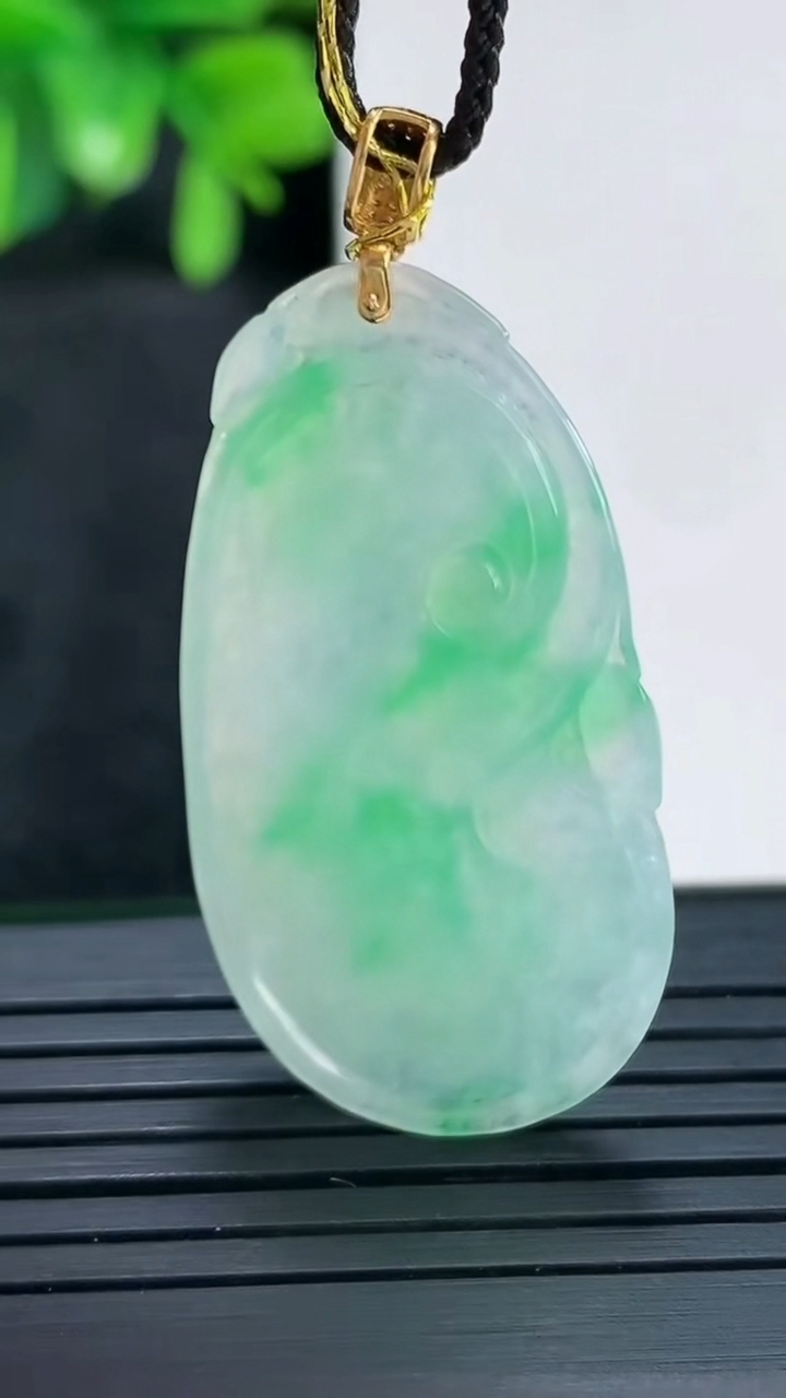 天然A货翡翠如意吊坠尺寸38-20.6-3.3重量:5.85g
4月14日