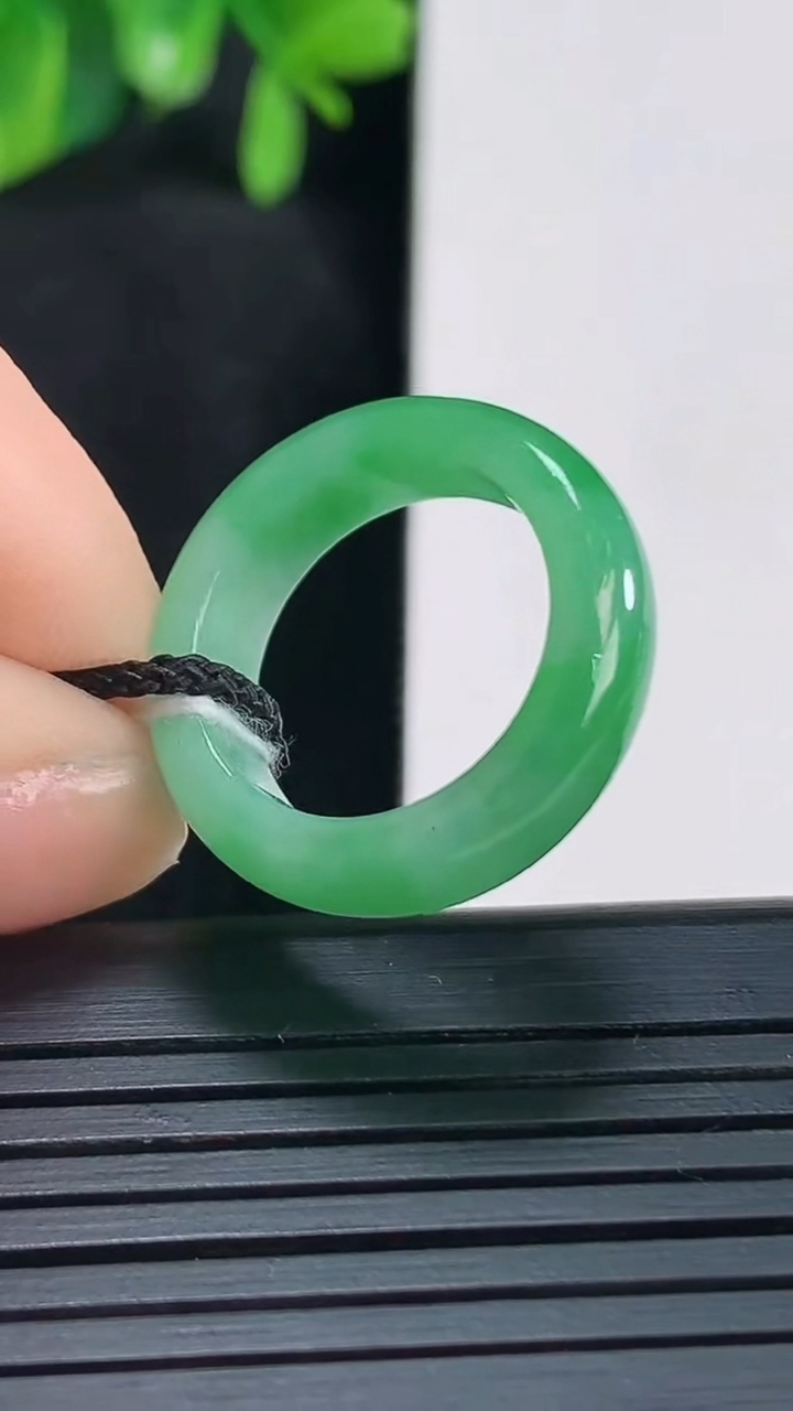 天然A货翡翠指环戒指尺寸16.5-5.7-3.3重量:3.73g2026年4月14日
工厂直销收藏佳品,种好水足，色泽均匀，有种有色，上手高大气！