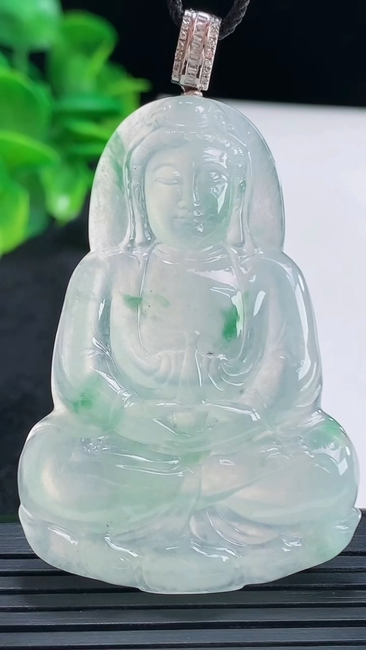 天然A货翡翠种飘花观音菩萨吊坠尺寸55.1-38.5-5.7重量:24.19g
4月14日