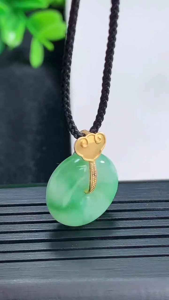 天然A货翡翠平安扣吊坠尺寸21.6-16.1-6.5重量:3.94g
4月14日