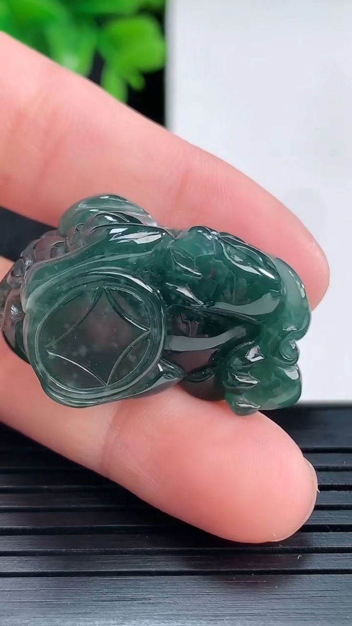 天然A货翡翠貔貅吊坠尺寸27.4-16.9-16.4重量:15.97g
4月14日