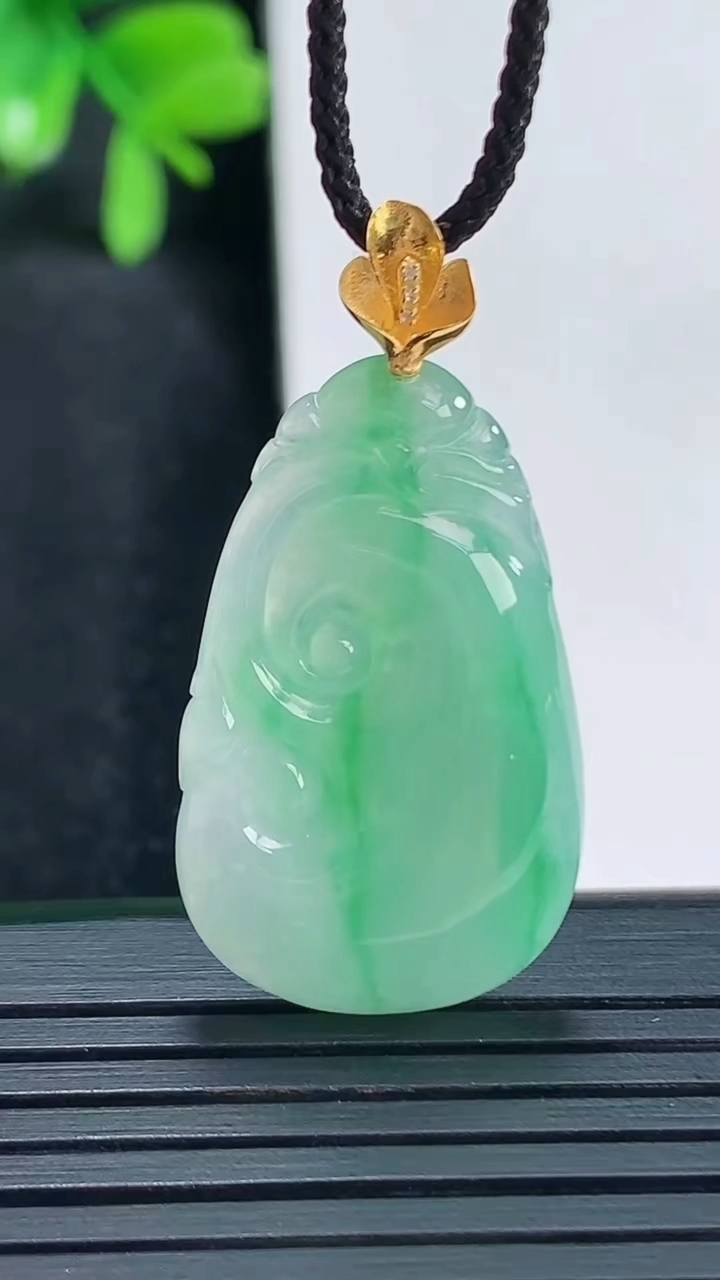 天然A货翡翠如意吊坠尺寸36.2-17.2-4重量:4.22g
4月14日