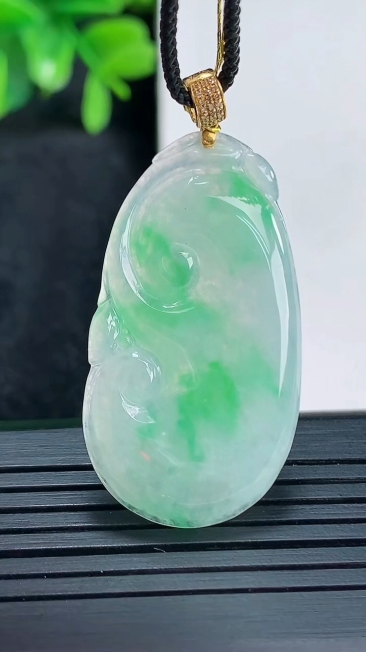 天然A货翡翠如意吊坠尺寸38-20.6-3.3重量:5.85g
4月14日