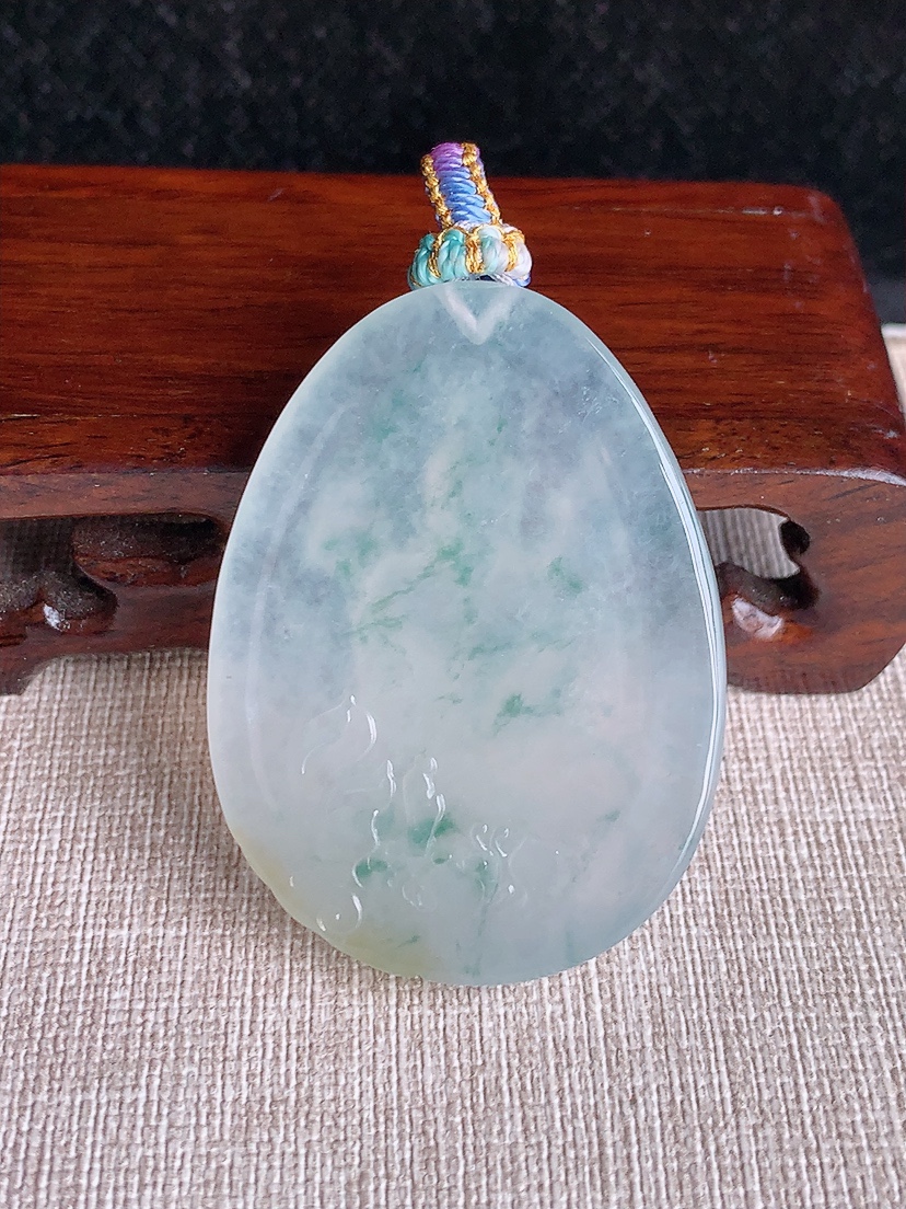 天然A货翡翠飘花虚空藏菩萨吊坠 
尺寸48.3-36.5-8mm 重量30.65g 0412