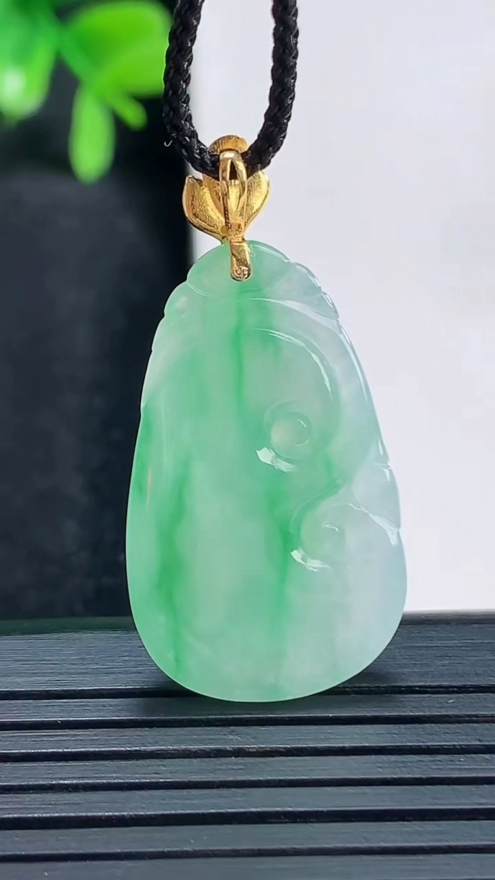 天然A货翡翠如意吊坠尺寸36.2-17.2-4重量:4.22g
4月14日