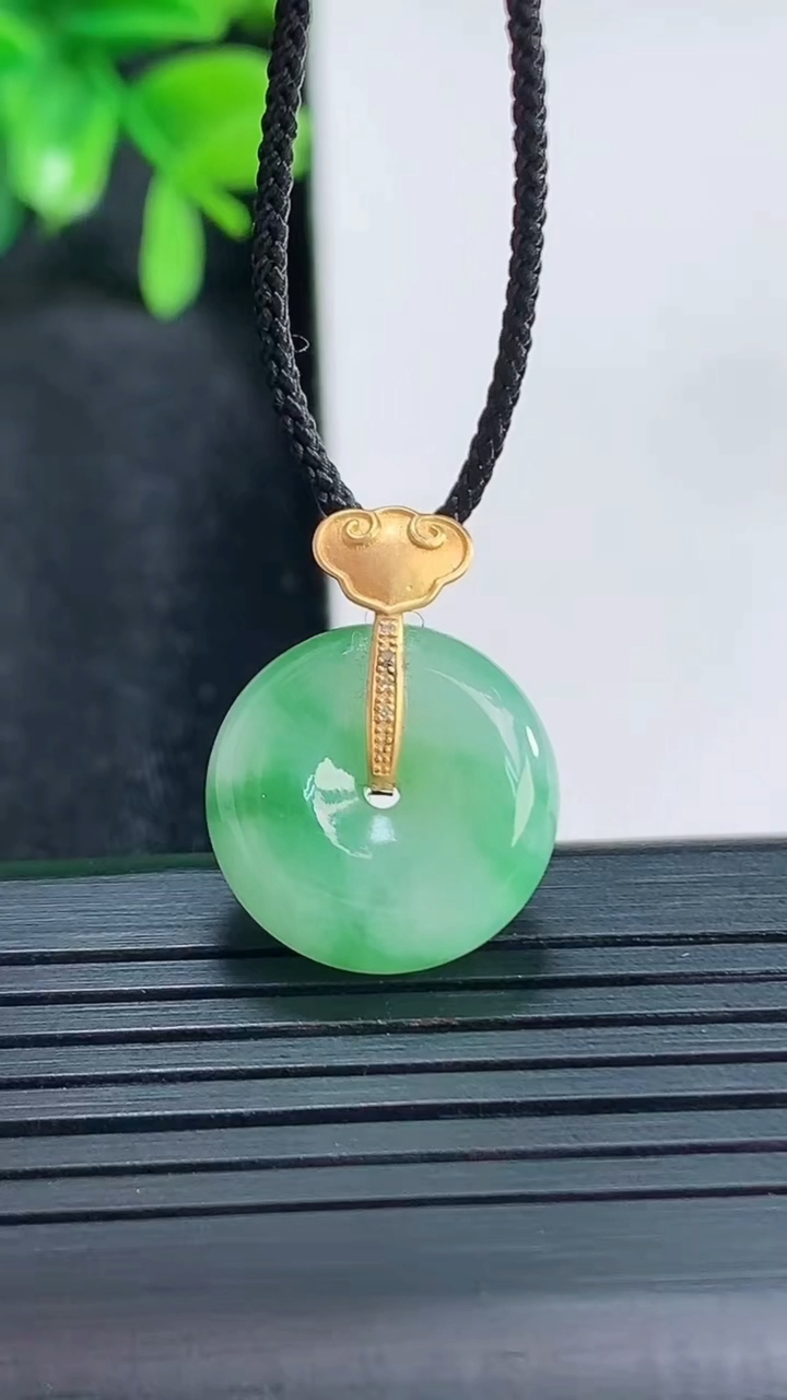 天然A货翡翠平安扣吊坠尺寸21.6-16.1-6.5重量:3.94g
4月14日