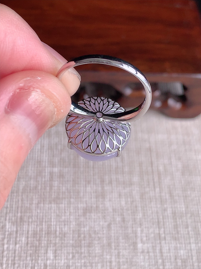 天然A货翡翠18K金伴钻镶嵌紫罗兰蛋面戒指 圈口18裸石
尺寸15-14.3mm 重量5.40g 0412