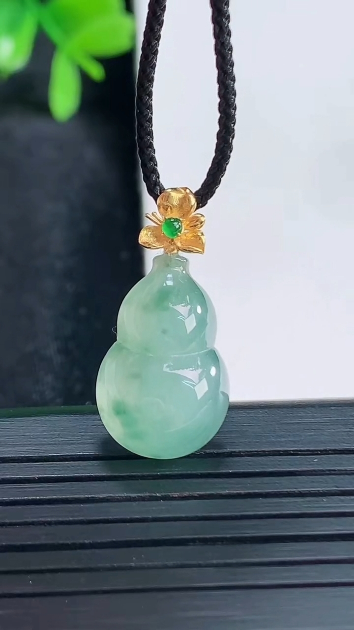 天然A货翡翠18K金飘花葫芦吊坠尺寸24.4-12.1-5.6重量:2.44g
4月14日