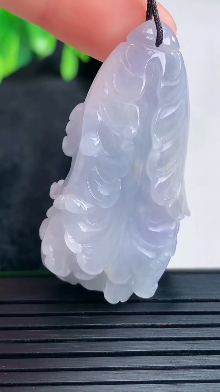 天然A货翡翠紫罗兰白菜吊坠尺寸44.8-24.5-11.2重量:16.47g
4月14日