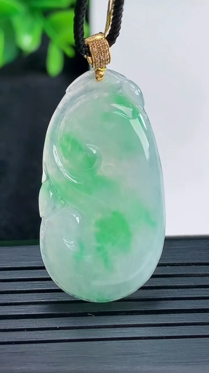 天然A货翡翠如意吊坠尺寸38-20.6-3.3重量:5.85g
4月14日