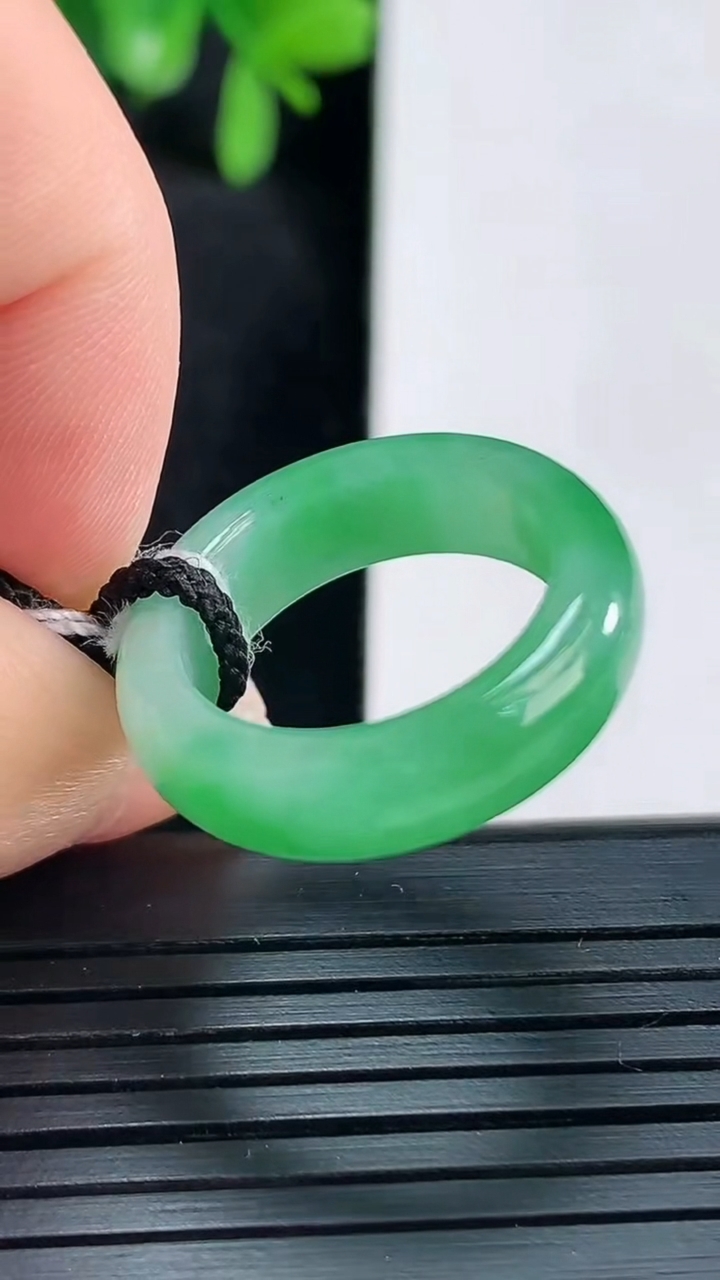 天然A货翡翠指环戒指尺寸16.5-5.7-3.3重量:3.73g2026年4月14日
工厂直销收藏佳品,种好水足，色泽均匀，有种有色，上手高大气！