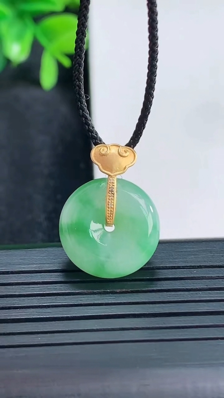 天然A货翡翠平安扣吊坠尺寸21.6-16.1-6.5重量:3.94g
4月14日