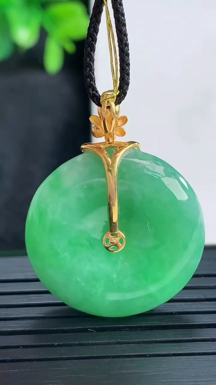 天然A货翡翠平安扣吊坠尺寸26.5-5.8重量:9.73g
4月14日