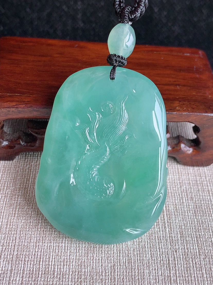 天然A货翡翠满绿龙牌吊坠 
尺寸51.7-38.3-12.5mm 重量53.36g 0412