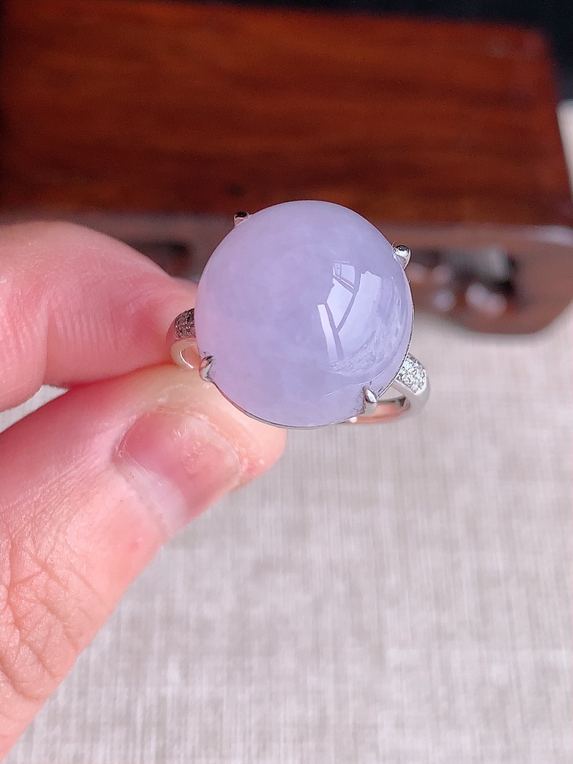 天然A货翡翠18K金伴钻镶嵌紫罗兰蛋面戒指 圈口18裸石
尺寸15-14.3mm 重量5.40g 0