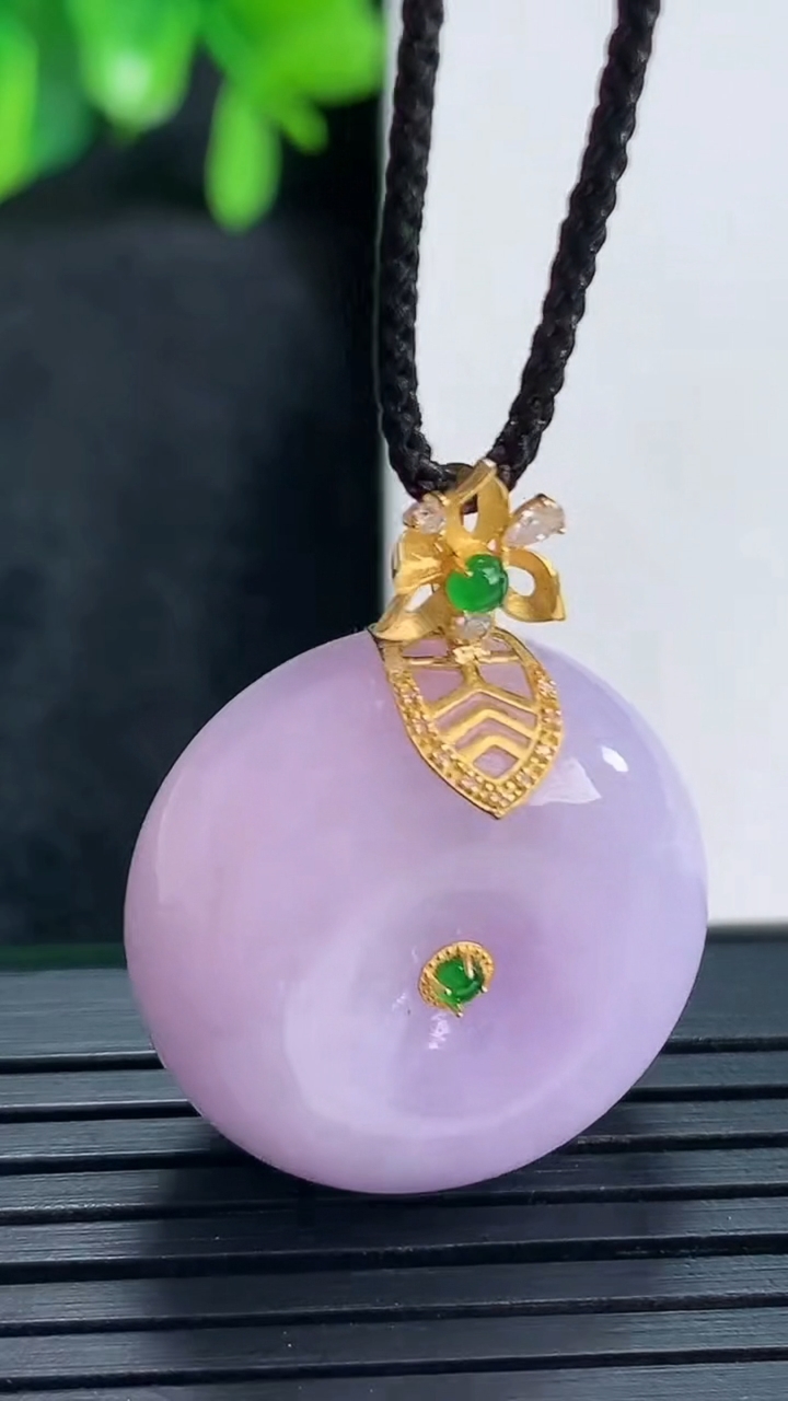 天然A货翡翠18K金紫罗兰平安扣吊坠尺寸22.6-12.7重量:14.28g
4月14日