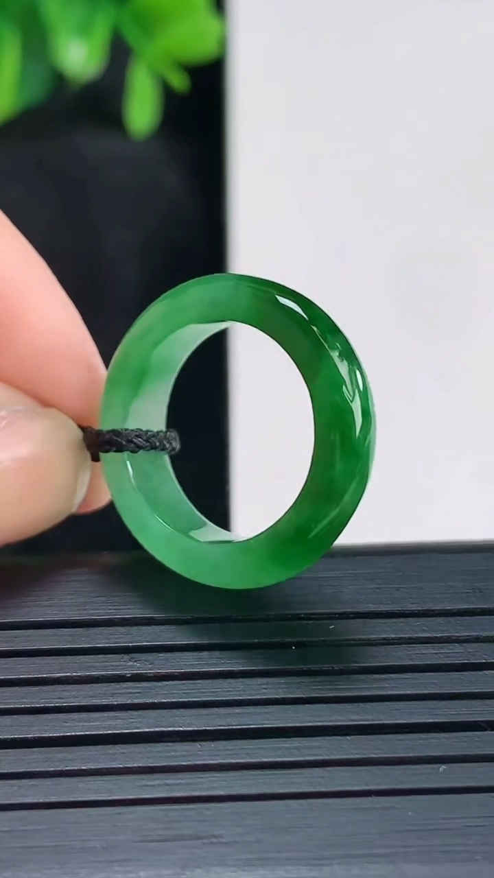 天然A货翡翠指环戒指尺寸15.9-4.9-3重量:3.02g2026年4月14日
工厂直销收藏佳品,种好水足，色泽均匀，有种有色，上手高大气！