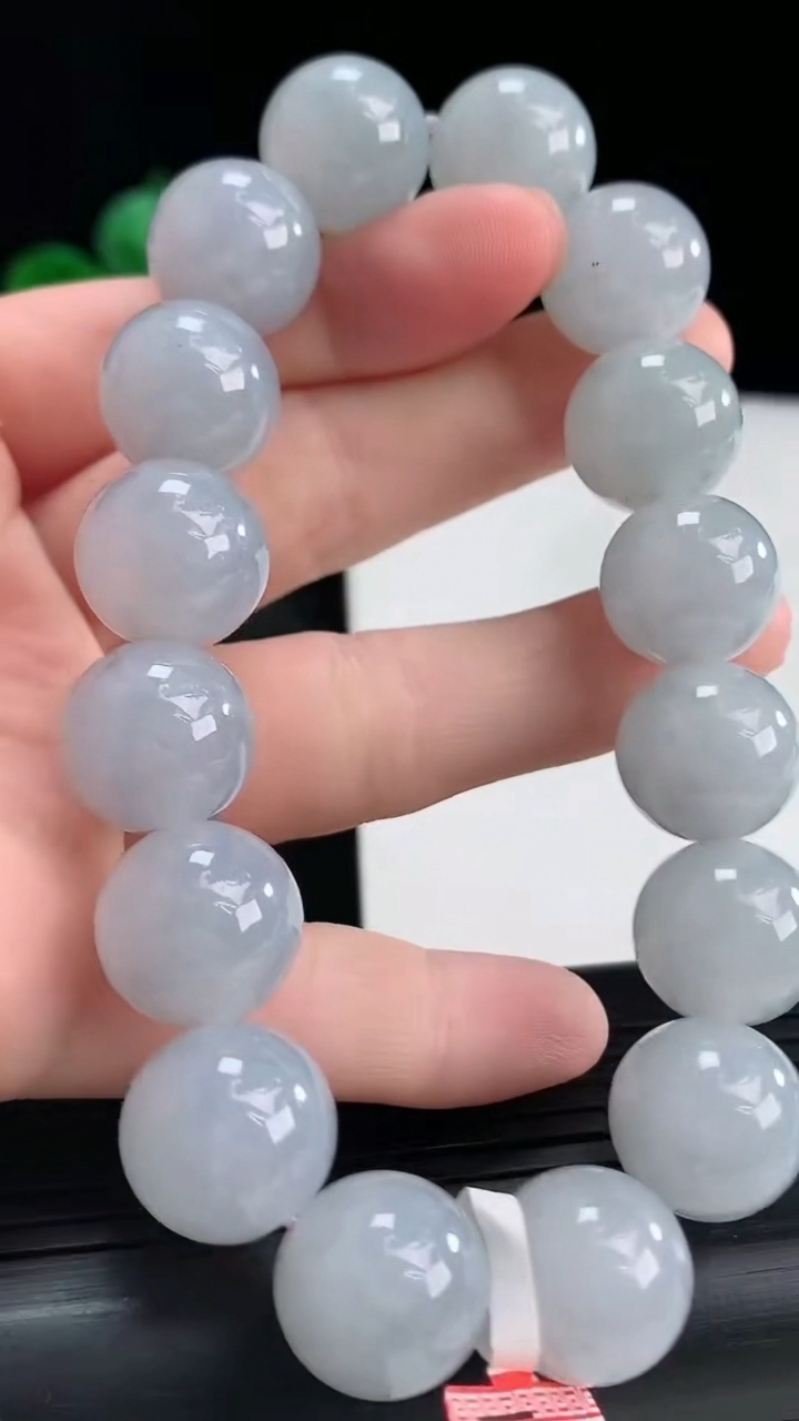 天然A货翡翠紫罗兰圆珠手串尺寸13.3-16颗重量:70.21g4月14日
工厂直销收藏佳品,种好水足，色泽均匀，有种有色，上手高大气！