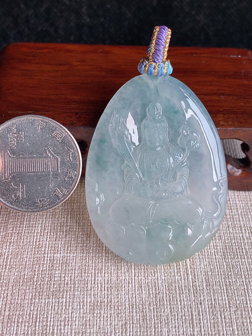 天然A货翡翠飘花虚空藏菩萨吊坠 
尺寸48.3-36.5-8mm 重量30.65g 0412