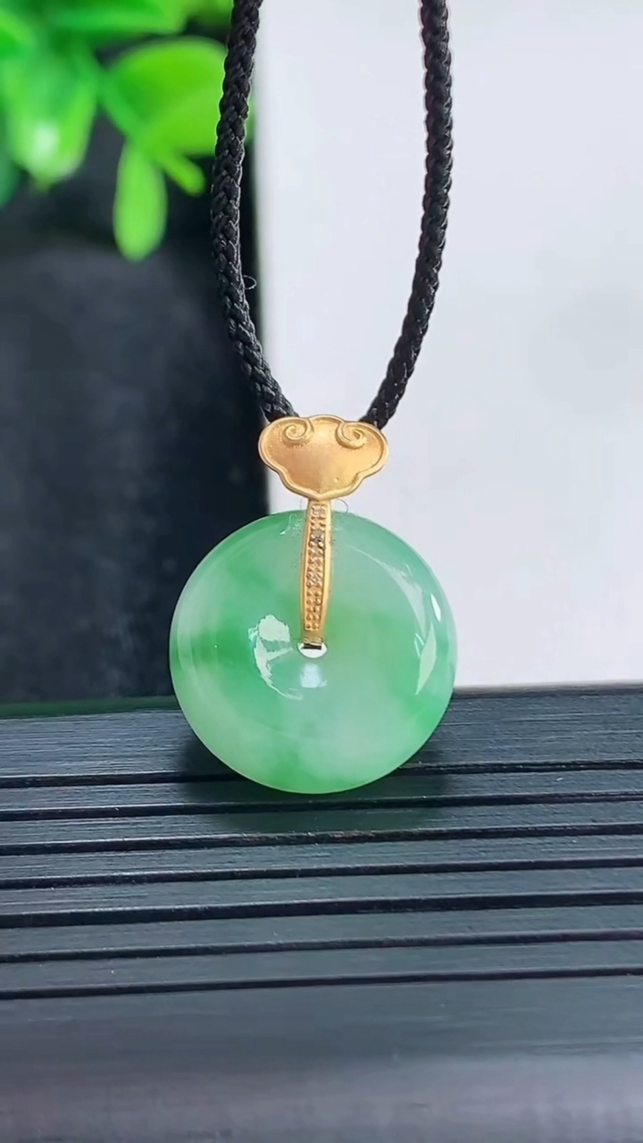 天然A货翡翠平安扣吊坠尺寸21.6-16.1-6.5重量:3.94g
4月14日