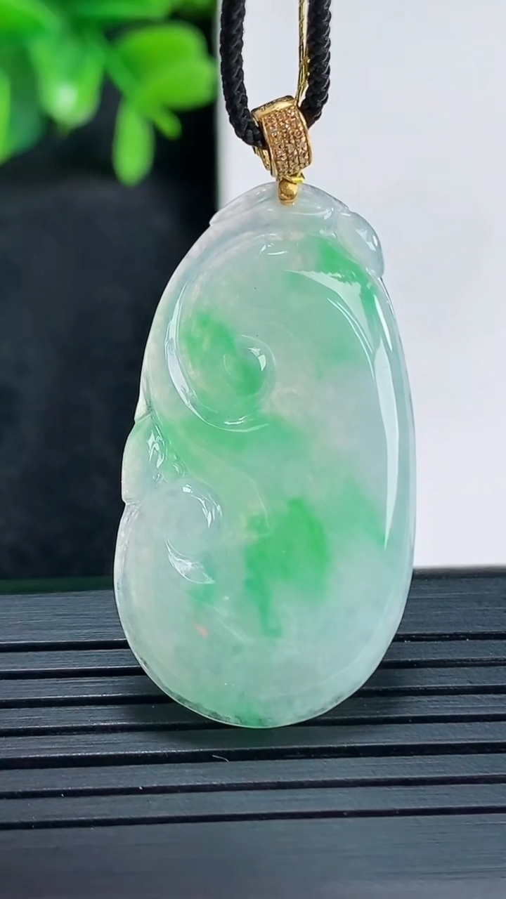 天然A货翡翠如意吊坠尺寸38-20.6-3.3重量:5.85g
4月14日