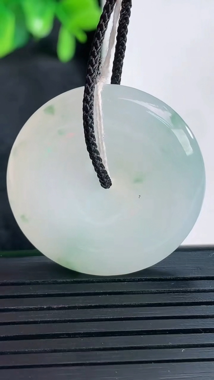 天然A货翡翠飘花平安扣吊坠尺寸31.6-5.7重量:12.62g
4月14日