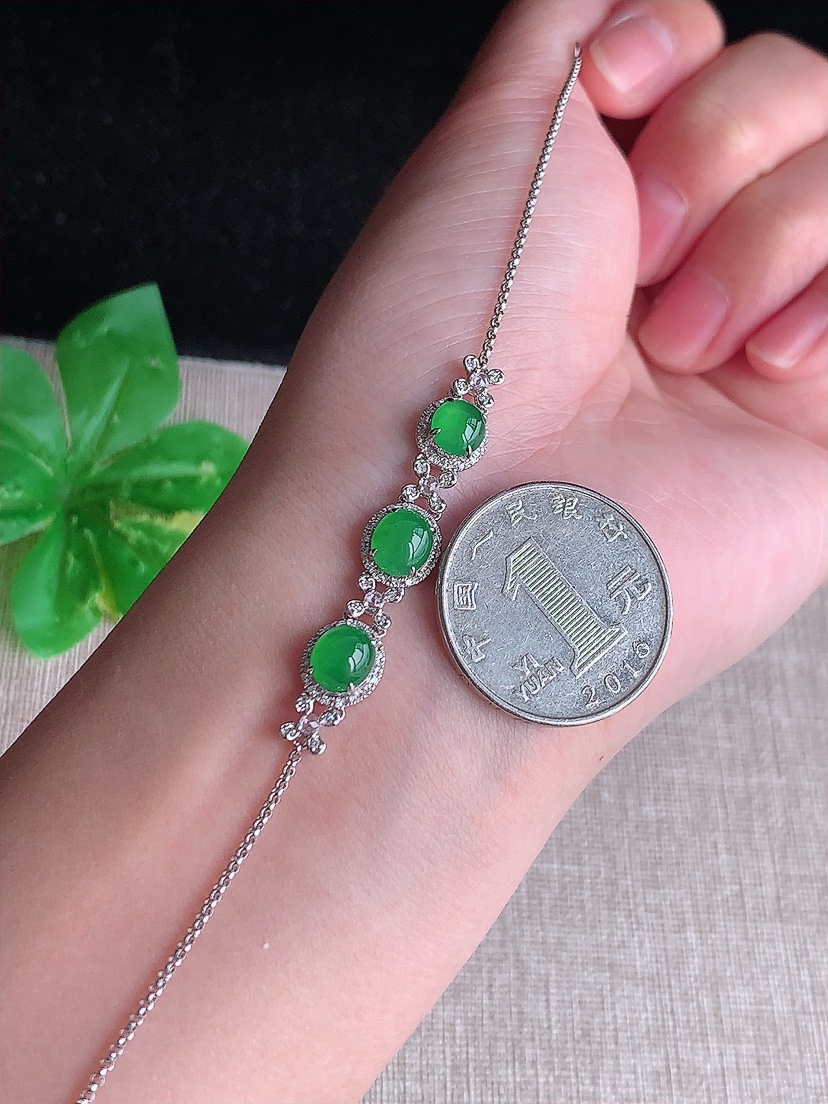 天然A货翡翠18K金伴钻镶嵌满绿蛋面手链 
尺寸6.8-5.8-4.8mm 重量3.52g 0412