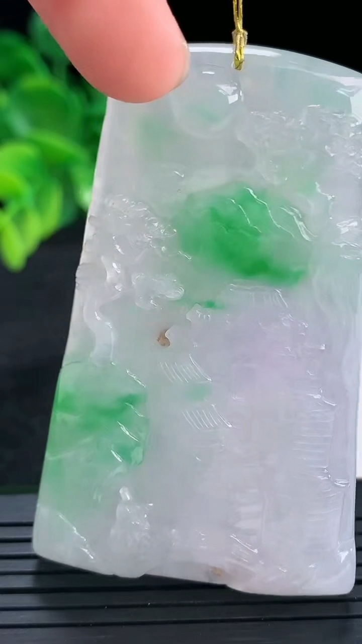 天然A货翡翠山水牌吊坠尺寸62.4-38.3-7.5重量:48.37g
4月14日