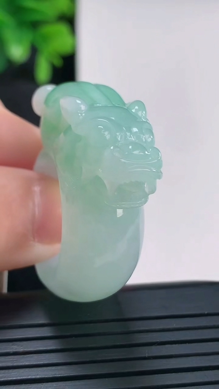 天然A货翡翠貔貅指环扳指尺寸20.5-34.5-12.6重量:22.21g2026年4月14日
工厂直销收藏佳品,种好水足，色泽均匀，有种有色，上手高大气！