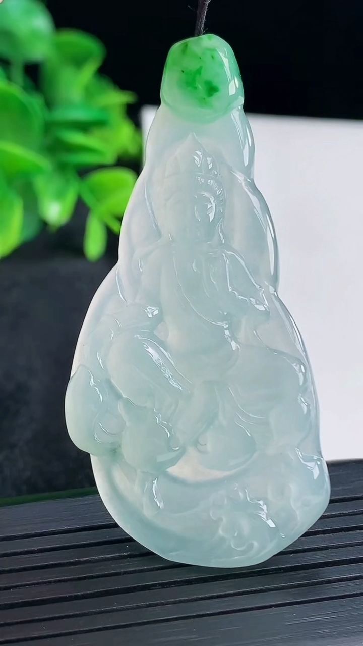 天然A货翡翠观音菩萨吊坠尺寸64.8-30.9-4.5重量:14.39g
4月14日