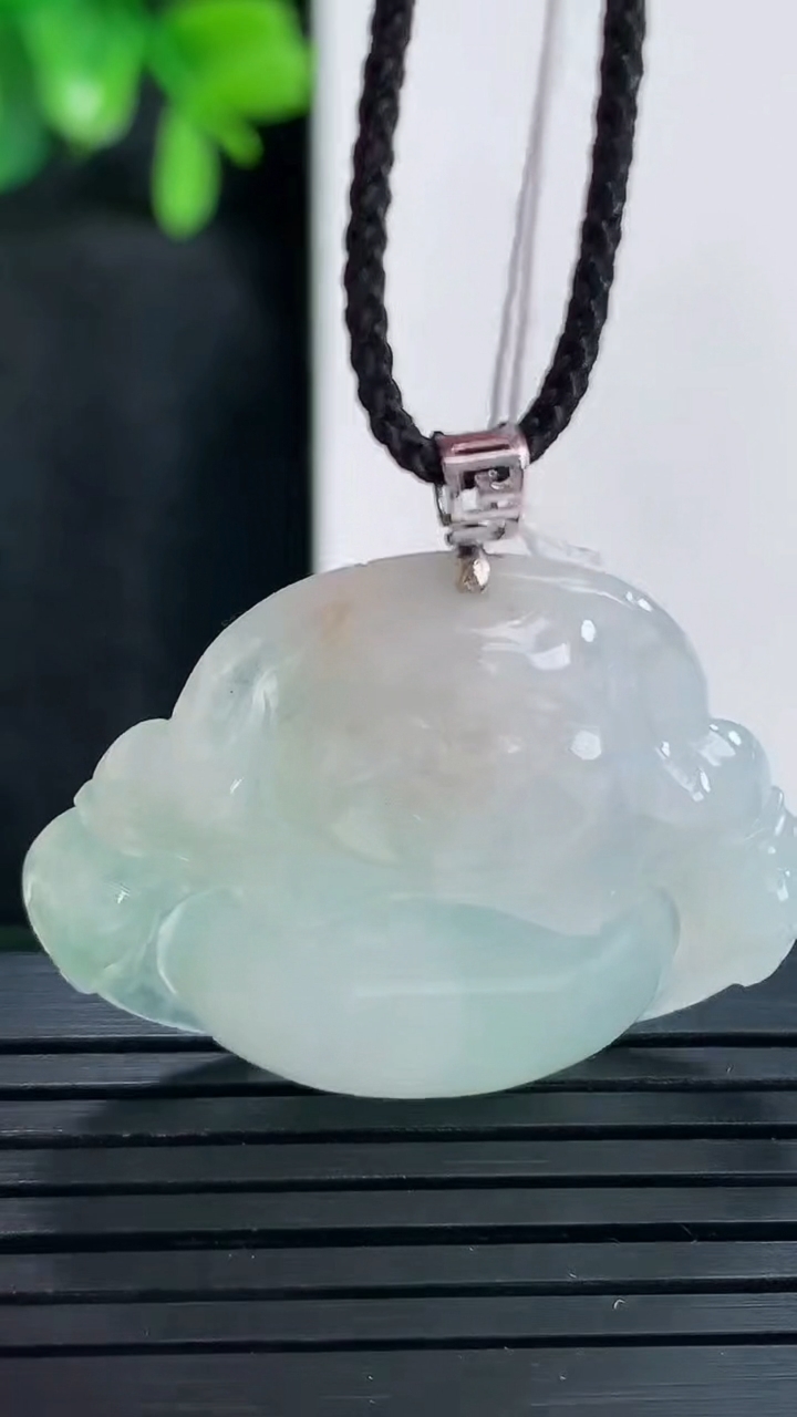 天然A货翡翠18K金飘花佛公吊坠尺寸29.8-33.2-6重量:9.43g
4月14日