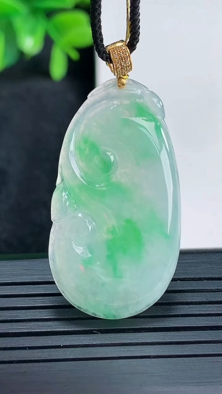 天然A货翡翠如意吊坠尺寸38-20.6-3.3重量:5.85g
4月14日