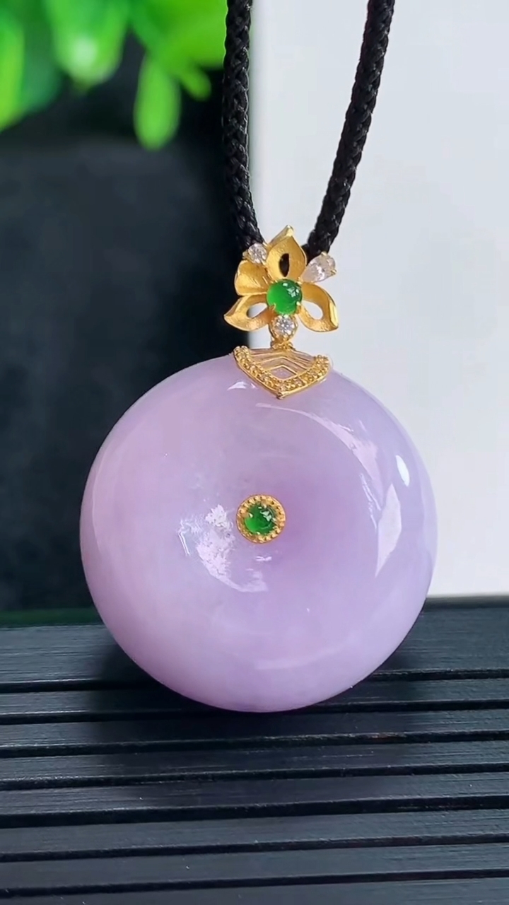天然A货翡翠18K金紫罗兰平安扣吊坠尺寸22.6-12.7重量:14.28g
4月14日