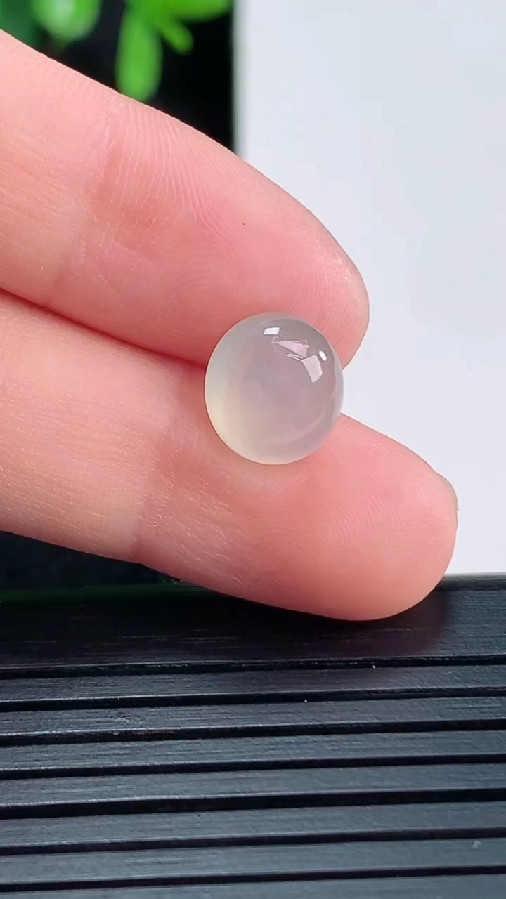 天然A货翡翠蛋面镶嵌件尺寸9.2-8.7-4.1重量:0.65g
4月14日