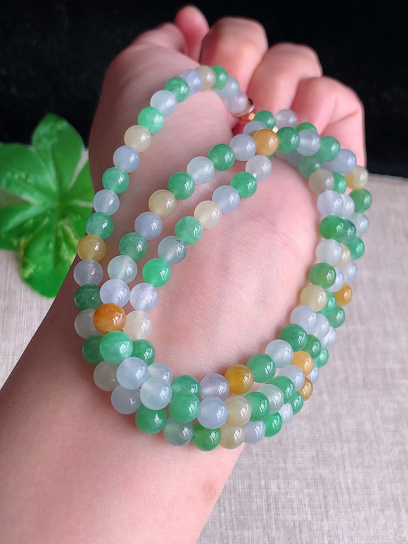 天然A货翡翠三彩圆珠项链毛衣链108颗 
尺寸5.6mm 重量40.20g 0412