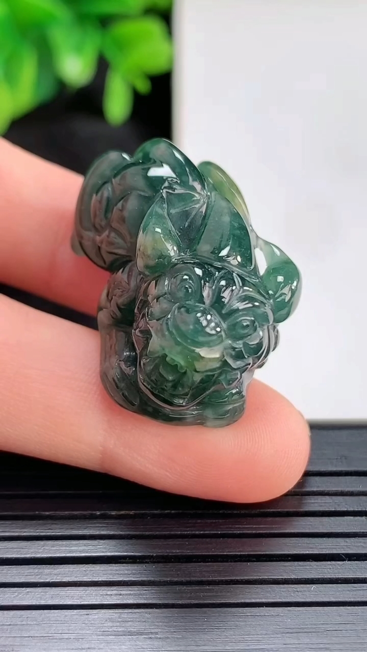 天然A货翡翠貔貅吊坠尺寸27.4-16.9-16.4重量:15.97g
4月14日
