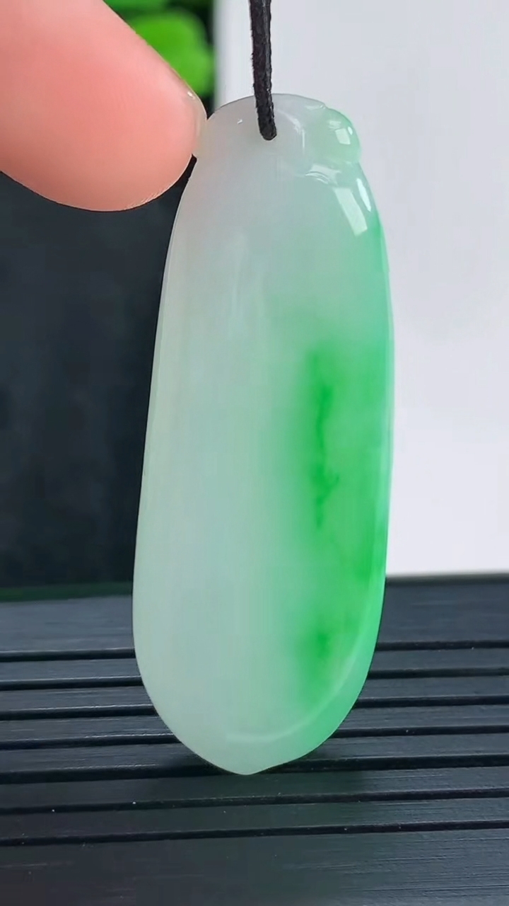 天然A货翡翠福瓜吊坠尺寸42.5-15.6-6.1重量:9.03g
4月14日