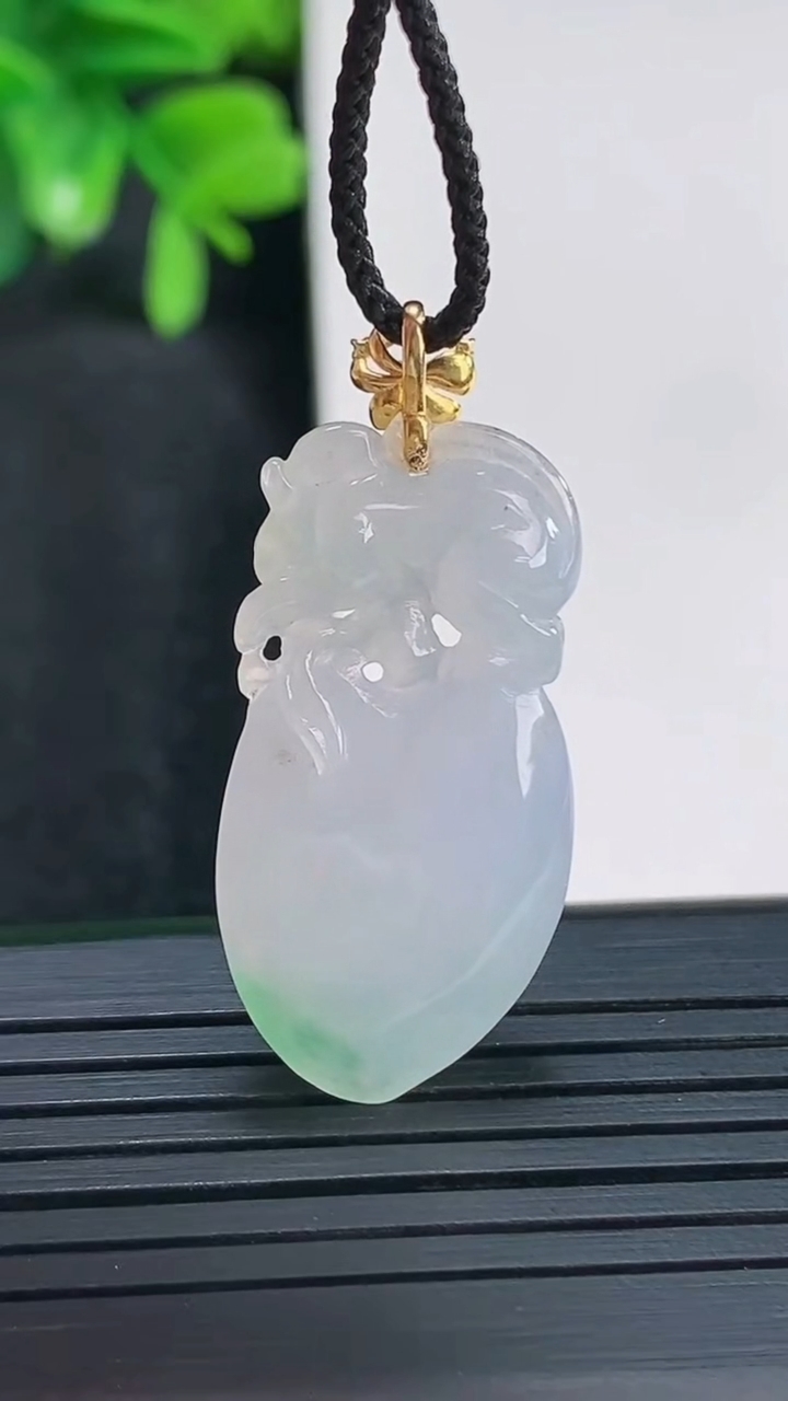 天然A货翡翠寿桃吊坠尺寸35.7-15.9-6.2重量:4.97g
4月14日