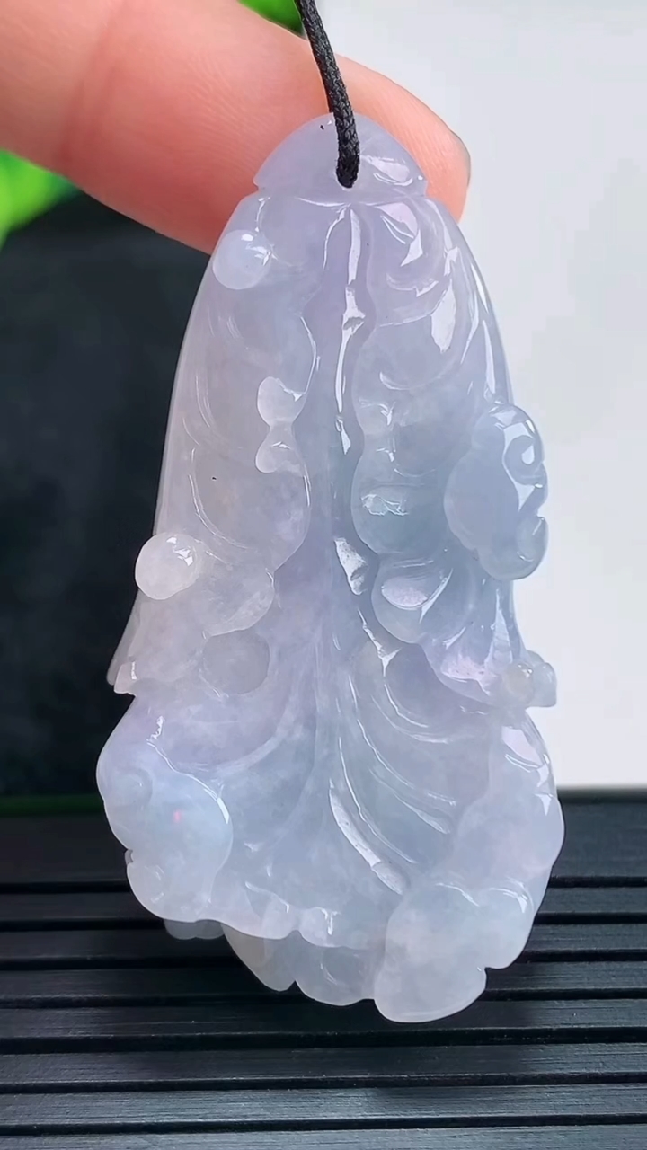 天然A货翡翠紫罗兰白菜吊坠尺寸44.8-24.5-11.2重量:16.47g
4月14日