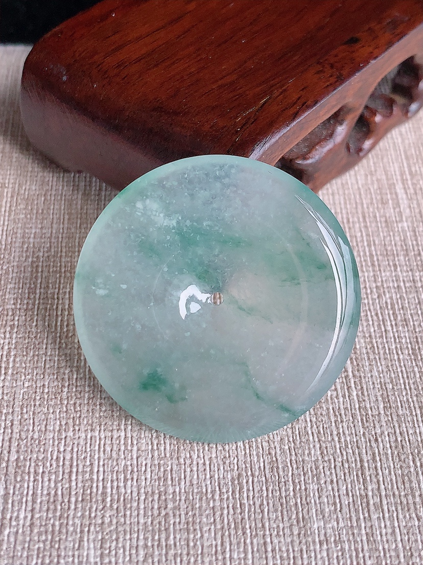 天然A货翡翠飘花大件平安扣吊坠 
尺寸37-5.3mm 重量16.77g 0412