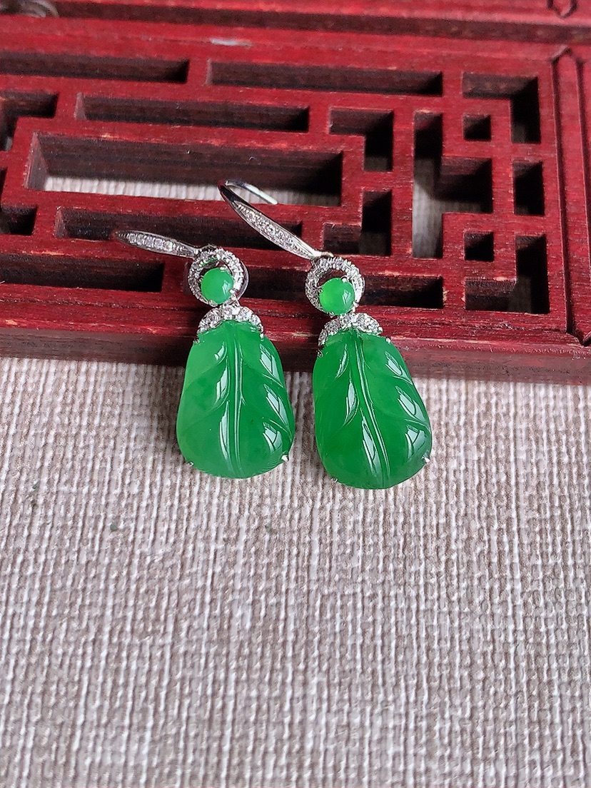 天然A货翡翠18K金伴钻镶嵌满绿叶子金枝玉叶耳坠 
尺寸12.6-9.4-3.6mm 重量3.03g