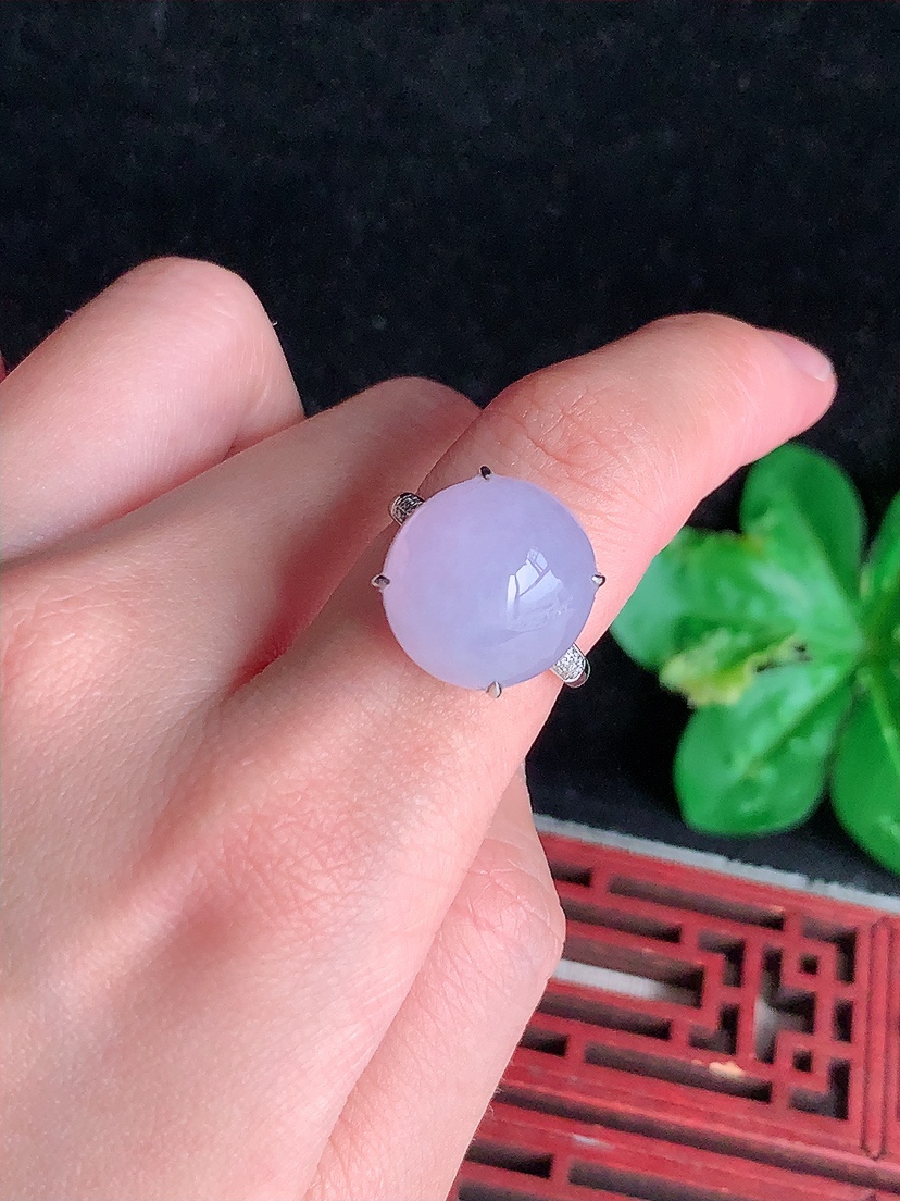 天然A货翡翠18K金伴钻镶嵌紫罗兰蛋面戒指 圈口18裸石
尺寸15-14.3mm 重量5.40g 0412