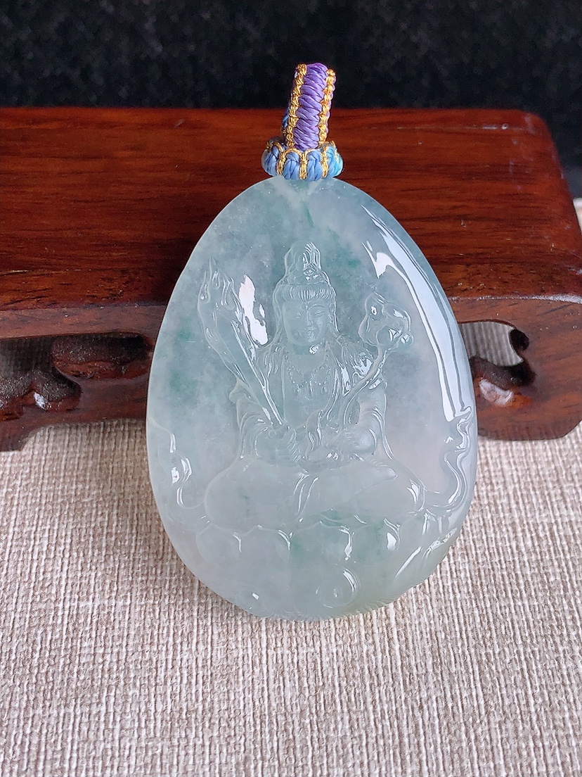 天然A货翡翠飘花虚空藏菩萨吊坠 
尺寸48.3-36.5-8mm 重量30.65g 0412