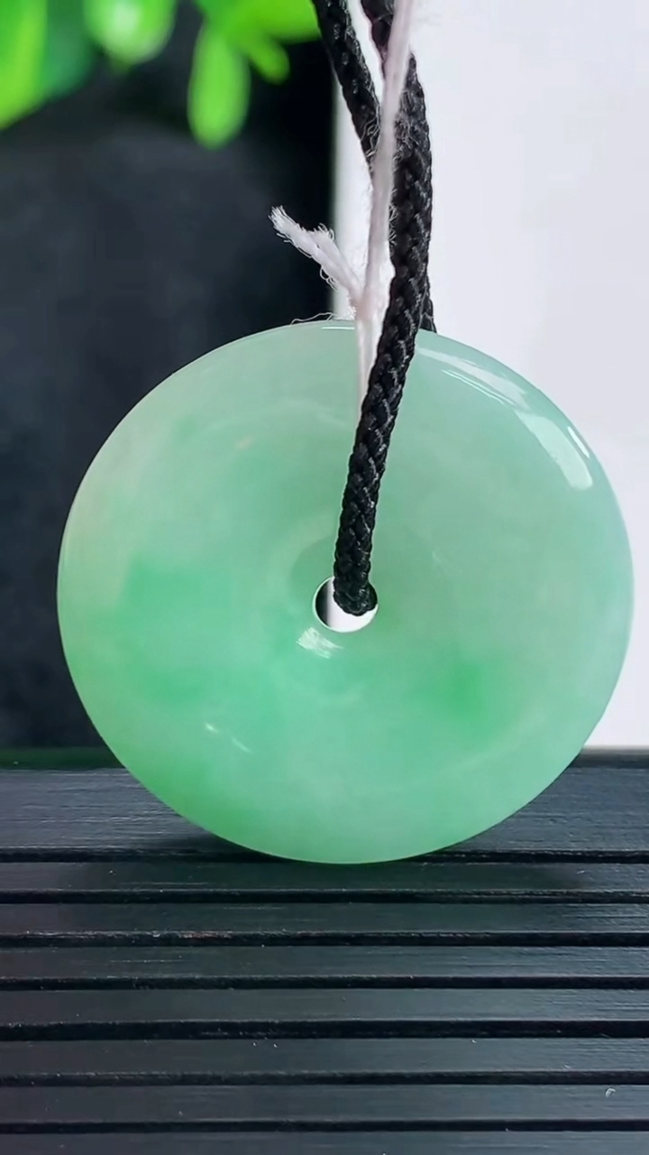 天然A货翡翠平安扣吊坠尺寸27.1-4.6重量:7.59g
4月14日