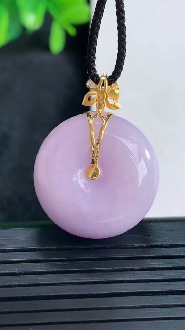 天然A货翡翠18K金紫罗兰平安扣吊坠尺寸22.6-12.7重量:14.28g
4月14日