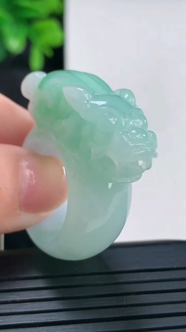 天然A货翡翠貔貅指环扳指尺寸20.5-34.5-12.6重量:22.21g2026年4月14日
工厂直销收藏佳品,种好水足，色泽均匀，有种有色，上手高大气！