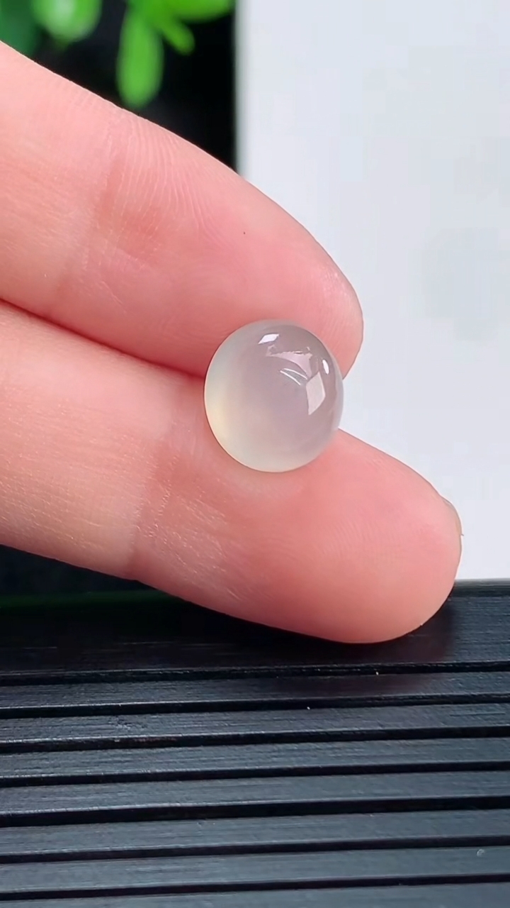 天然A货翡翠蛋面镶嵌件尺寸9.2-8.7-4.1重量:0.65g
4月14日