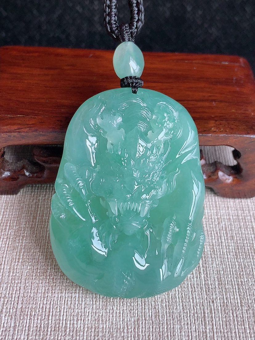 天然A货翡翠满绿龙牌吊坠 
尺寸51.7-38.3-12.5mm 重量53.36g 0412