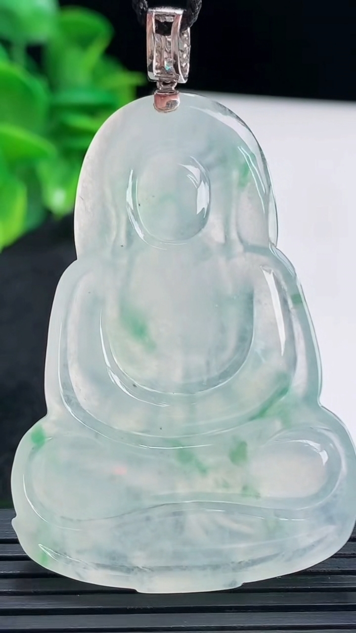 天然A货翡翠种飘花观音菩萨吊坠尺寸55.1-38.5-5.7重量:24.19g
4月14日