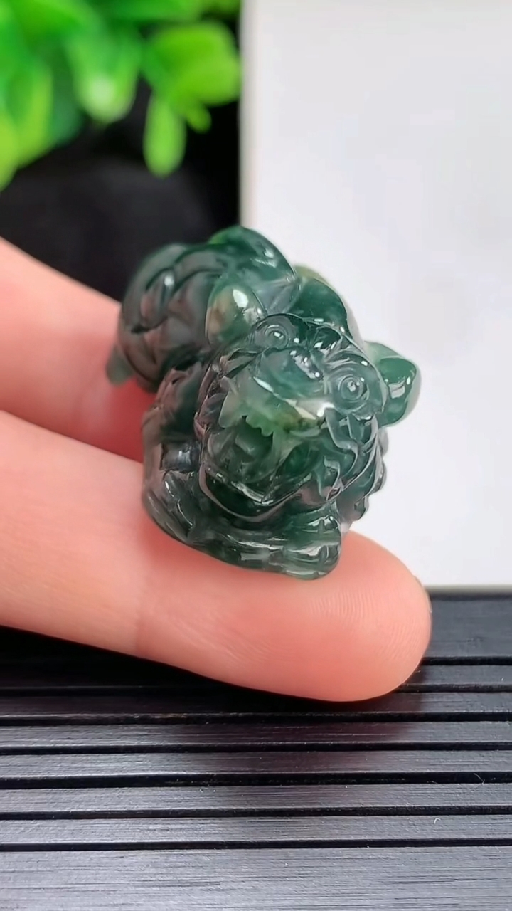 天然A货翡翠貔貅吊坠尺寸27.4-16.9-16.4重量:15.97g
4月14日
